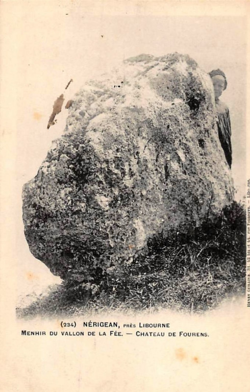 Carte postale ancienne Nérigean - Menhir de la vallée de la fée