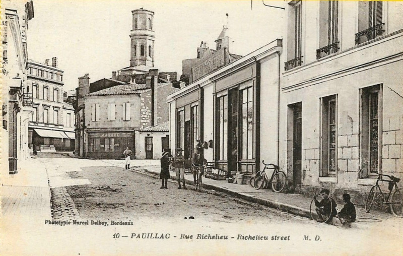 Carte postale ancienne Pauillac - rue Richelieu 2
