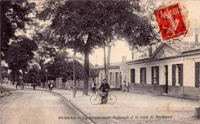 Carte postale ancienne Pessac - route de Bordeaux