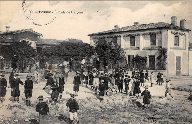 Carte postale ancienne Pessac - école des garçons 1
