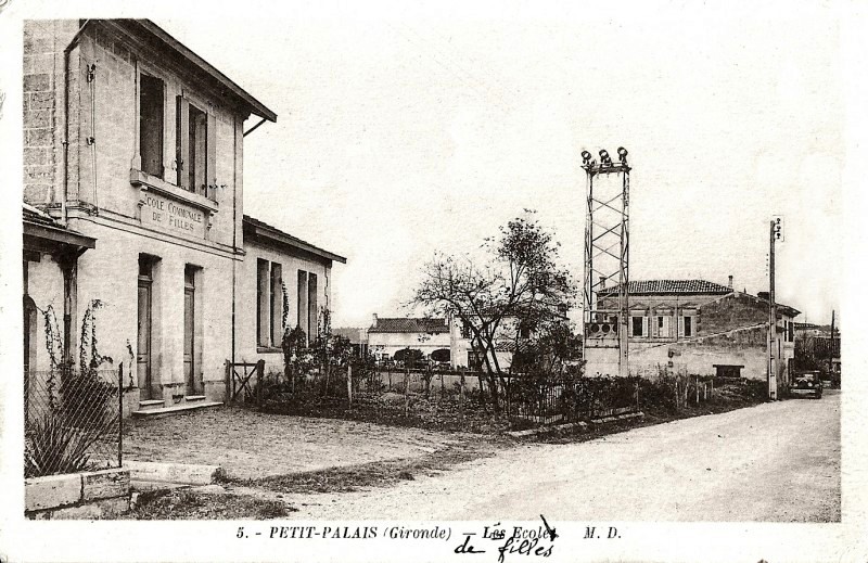Carte postale ancienne Petit-Palais-et-Cornemps - Ecole des filles