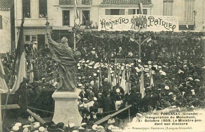 Carte postale ancienne Podensac - Monument aux morts (1870) 1