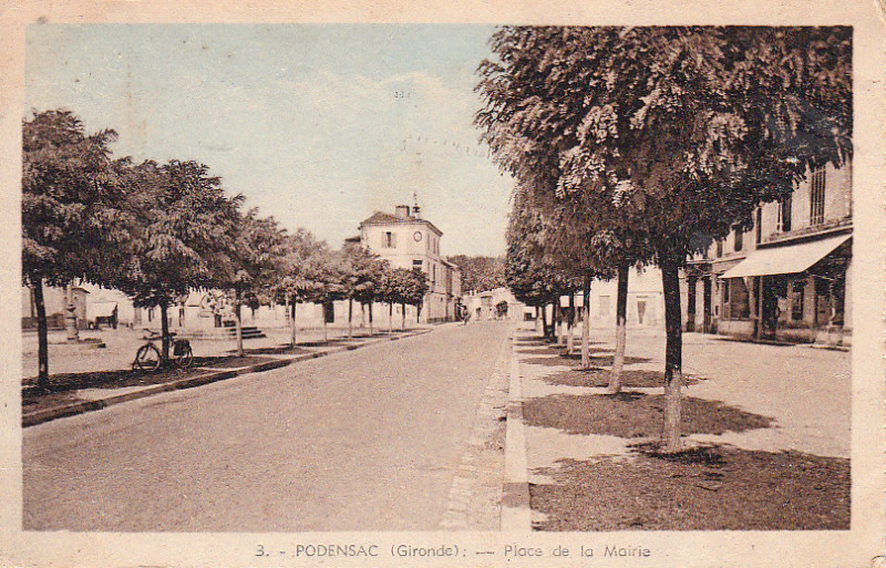 Carte postale ancienne Podensac - place de la Mairie a