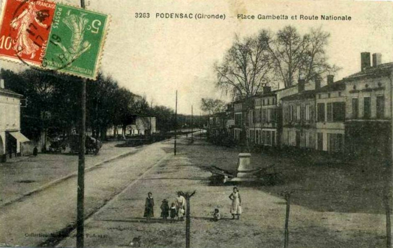 Carte postale ancienne Podensac - place Gambetta