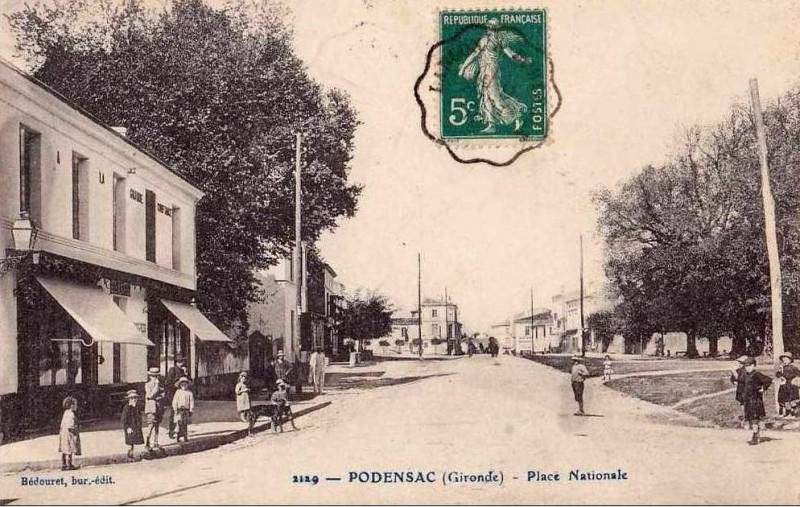 Carte postale ancienne Podensac - place Nationale a