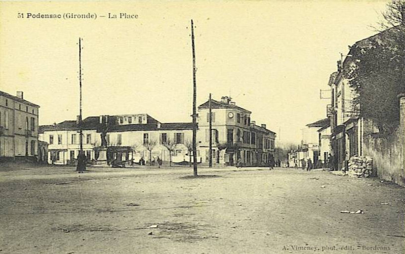 Carte postale ancienne Podensac - Place principale