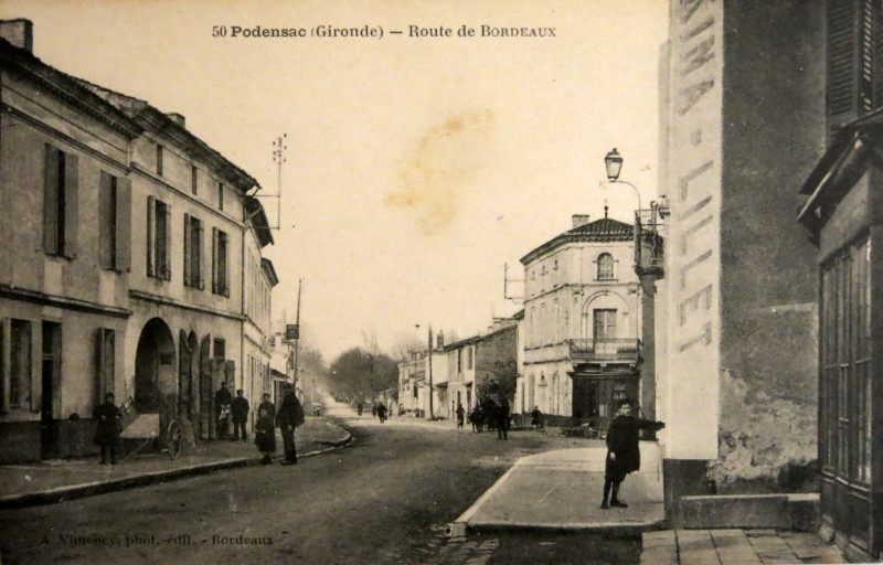 Carte postale ancienne Podensac - route de Bordeaux 1