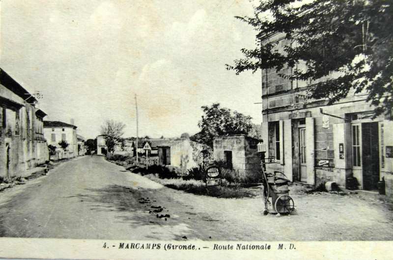Carte postale ancienne Prignac-et-Marcamps - bourg 1