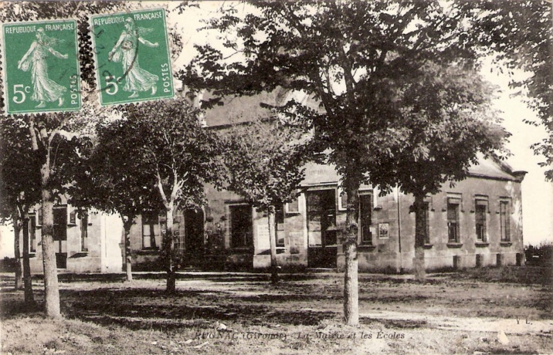 Carte postale ancienne Pugnac - Mairie et écoles