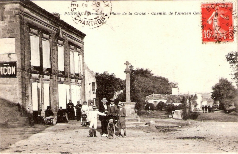Carte postale ancienne Pugnac - Place de la croix