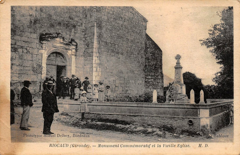 Carte postale ancienne Riocaud - Monument aux morts