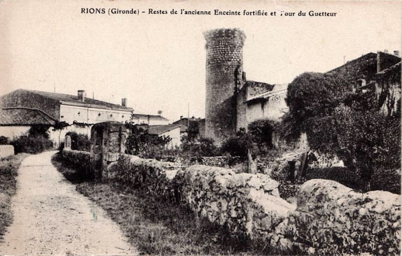 Carte postale ancienne Rions - château de Rions 3