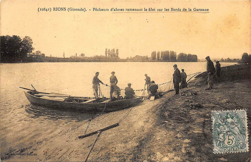Carte postale ancienne Rions - pêcheurs d'aloses