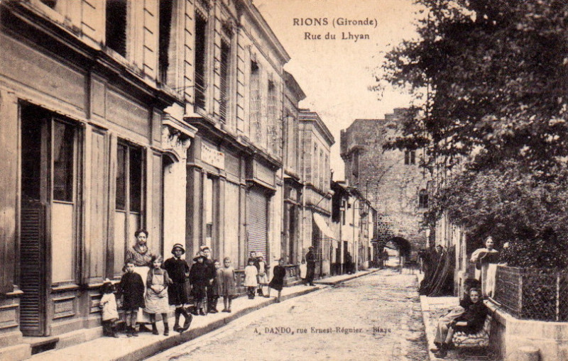 Carte postale ancienne Rions - rue du Lyhan 1