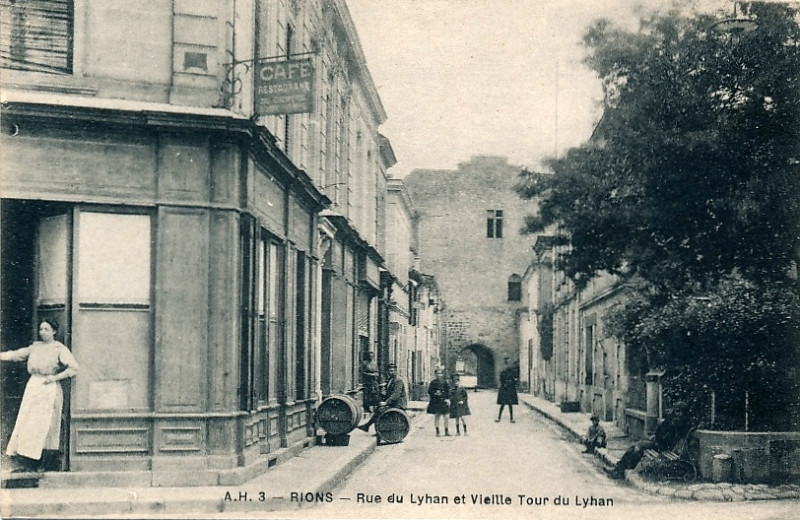Carte postale ancienne Rions - rue du Lyhan 2