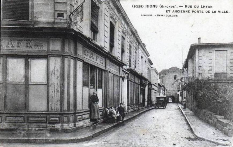 Carte postale ancienne Rions - rue du Lyhan 4