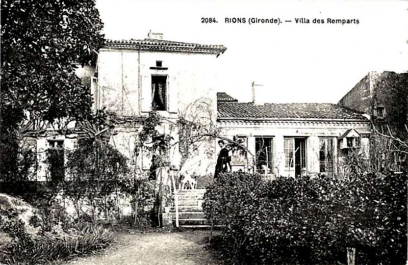 Carte postale ancienne Rions - villa des ramparts