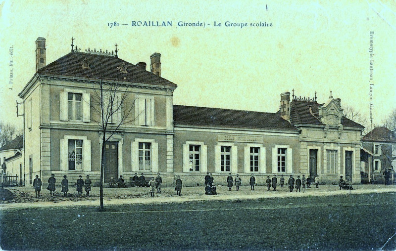 Carte postale ancienne Roaillan - groupe scolaire 2