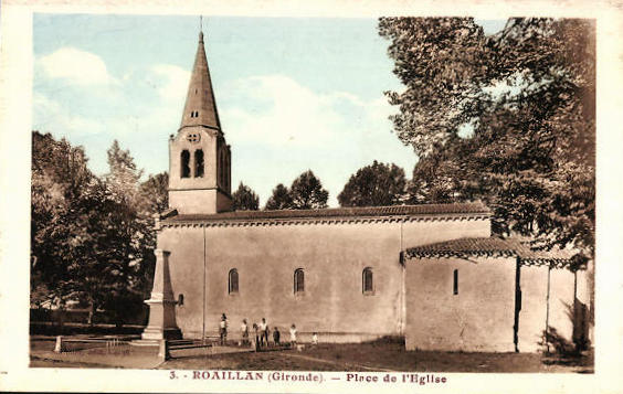 Carte postale ancienne Roaillan - place de l'église 2