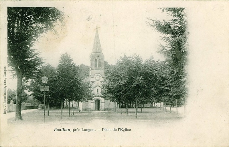 Carte postale ancienne Roaillan - place de l'église