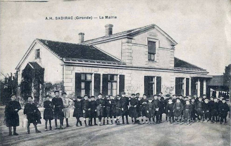Carte postale ancienne Sadirac - Mairie 1