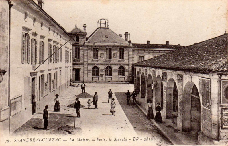 Carte postale ancienne Saint-André-de-Cubzac - Mairie Poste et Halles