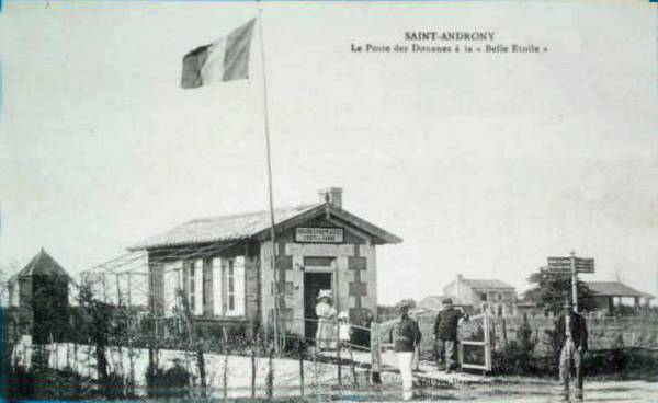 Carte postale ancienne Saint-Androny - La poste des Douanes à la Belle-étoile
