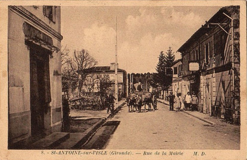 Carte postale ancienne Saint-Antoine-sur-l'Isle - bourg 1