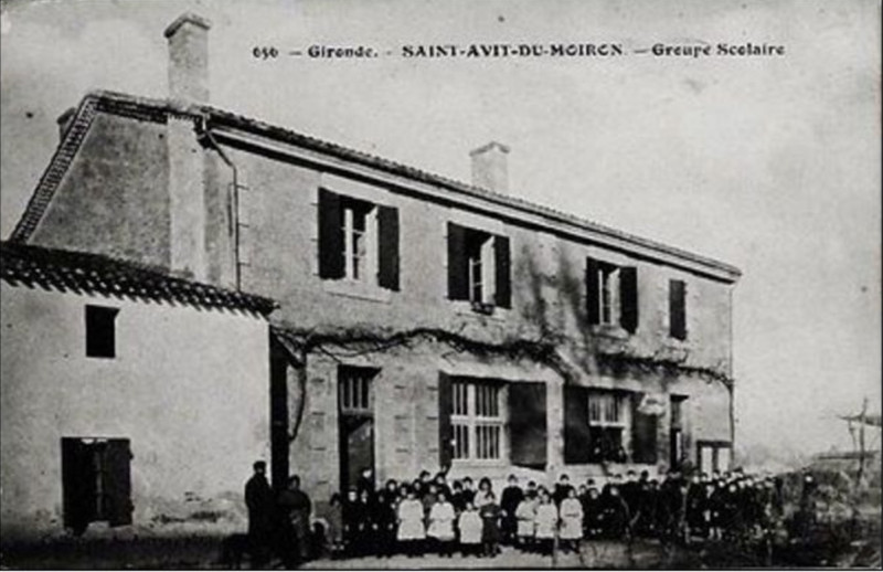 Carte postale ancienne Saint-Avit-de-Moiron - Groupe scolaire