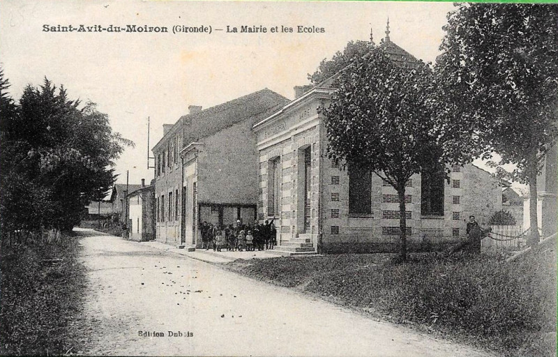 Carte postale ancienne Saint-Avit-du-Moiron - Mairie et écoles 2