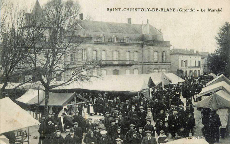Carte postale ancienne Saint-Christoly-de-Blaye - Le marché