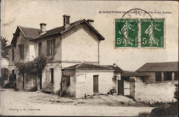 Carte postale ancienne Saint-Christophe-de-Double - Mairie et écoles