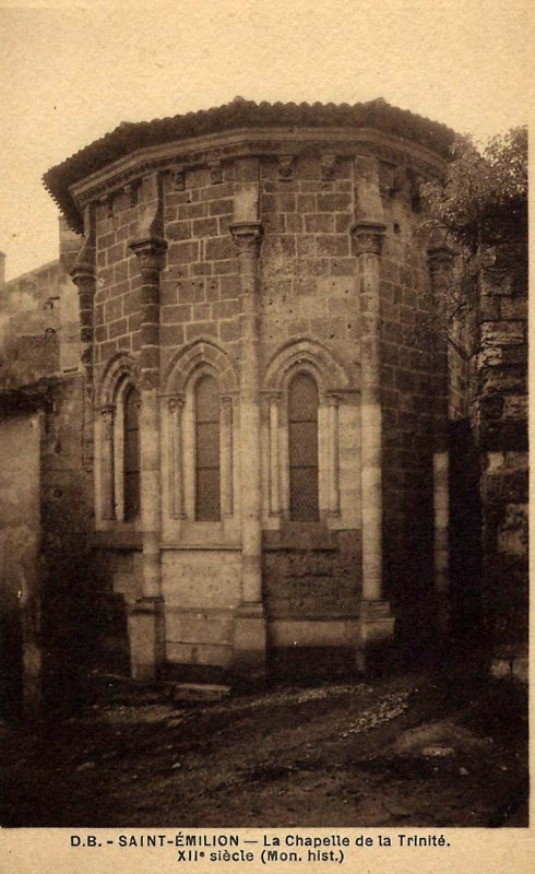 Carte postale ancienne Saint-Emilion chapelle de la Trinité