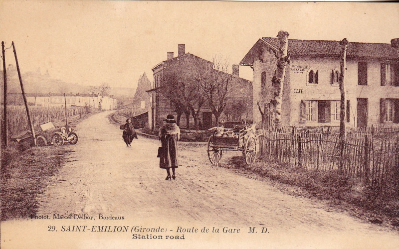 Carte postale ancienne Saint-Emilion route de la gare