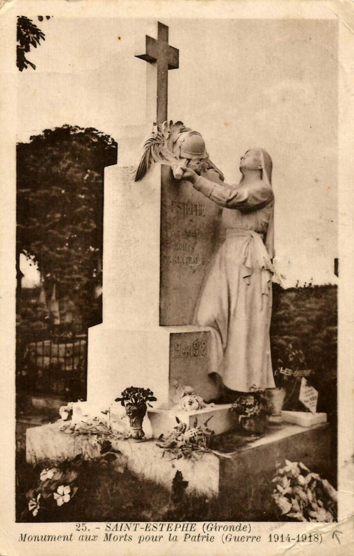 Carte postale ancienne Saint-Estèphe - monument aux morts