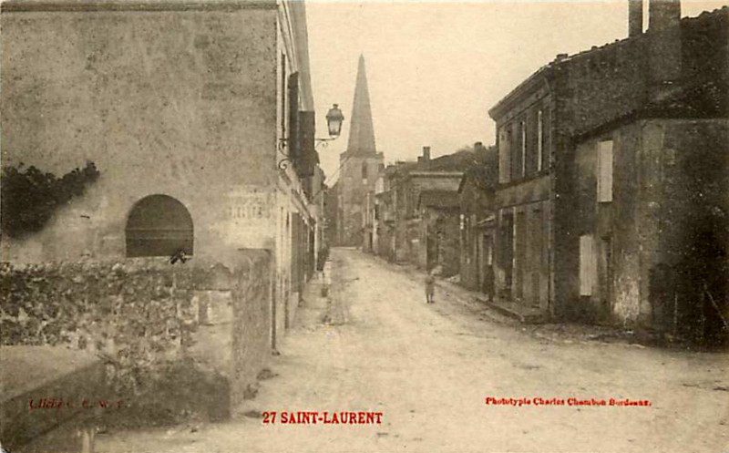 Carte postale ancienne Saint-Laurent-Médoc - rue principale 1