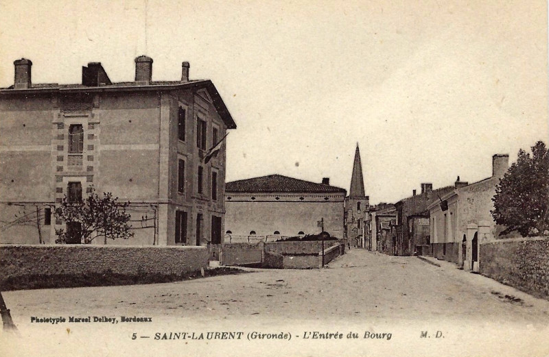 Carte postale ancienne Saint-Laurent-Médoc - rue principale 2