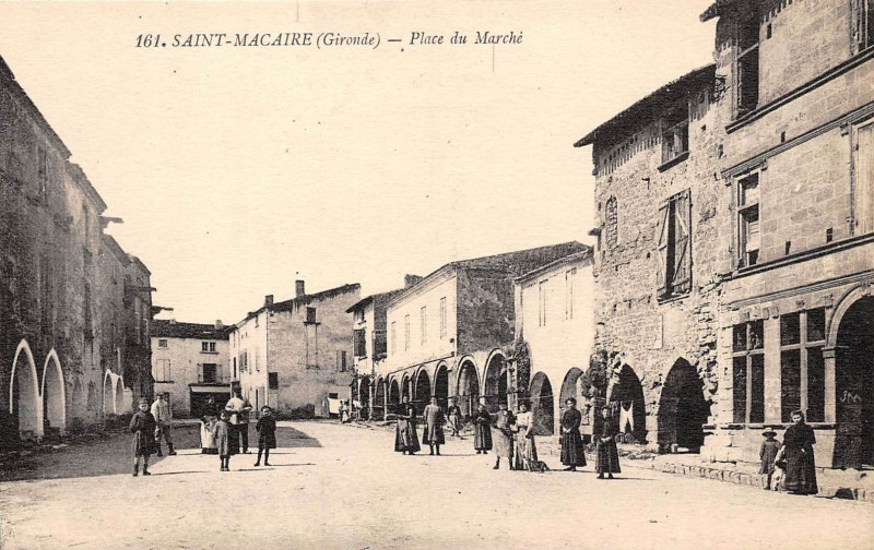 Carte postale ancienne Saint-Macaire - place Marcadieu 1