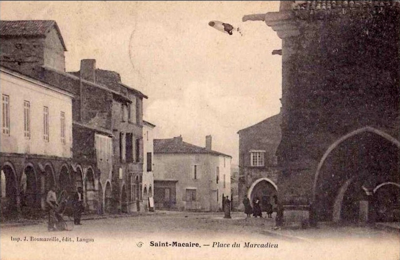 Carte postale ancienne Saint-Macaire - place Marcadieu 4