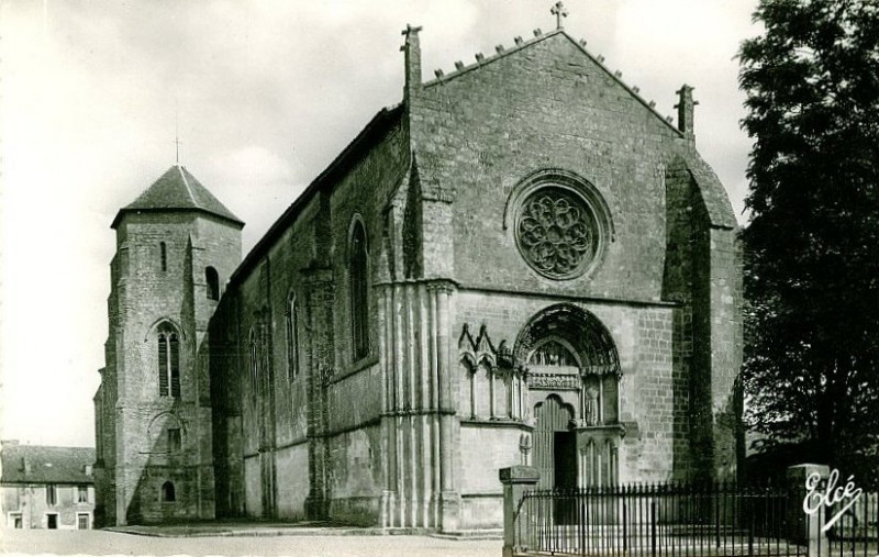 Carte postale ancienne Saint-Macaire - église 2
