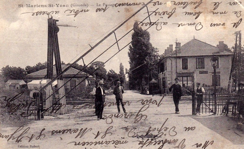 Carte postale ancienne Saint-Mariens - passage à niveau