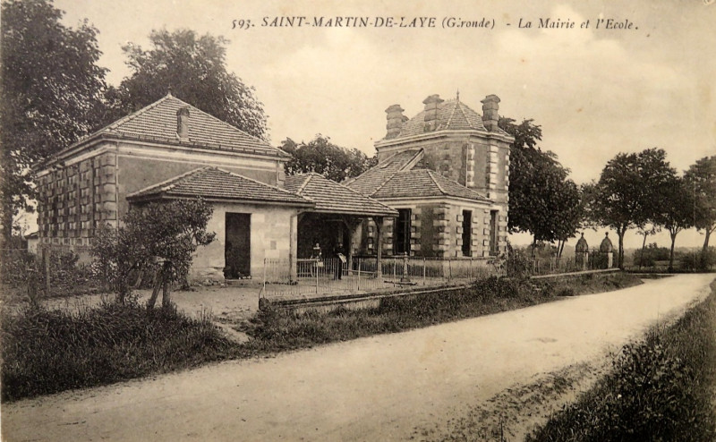 Carte postale ancienne Saint-Martin-de-Laye - Mairie et école 1