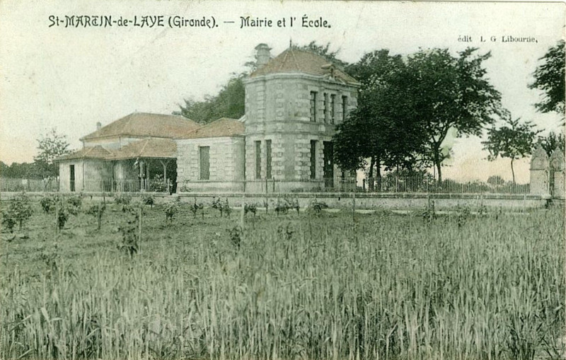 Carte postale ancienne Saint-Martin-de-Laye - Mairie et école 2