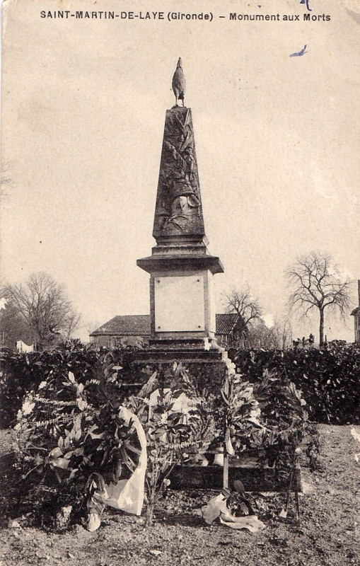 Carte postale ancienne Saint-Martin-de-Laye - Monument aux morts 1