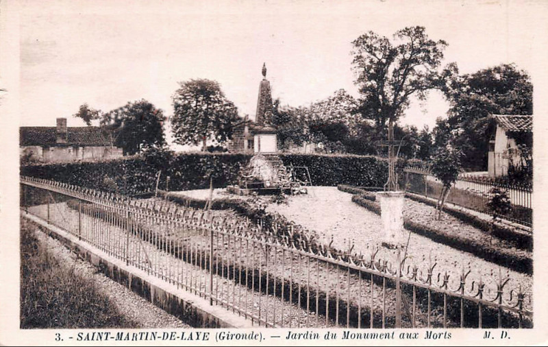 Carte postale ancienne Saint-Martin-de-Laye - Monument aux morts 2