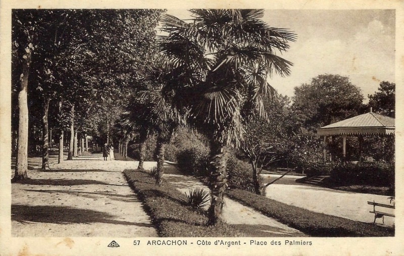 Carte postale ancienne Arcachon - Place des Palmiers 4