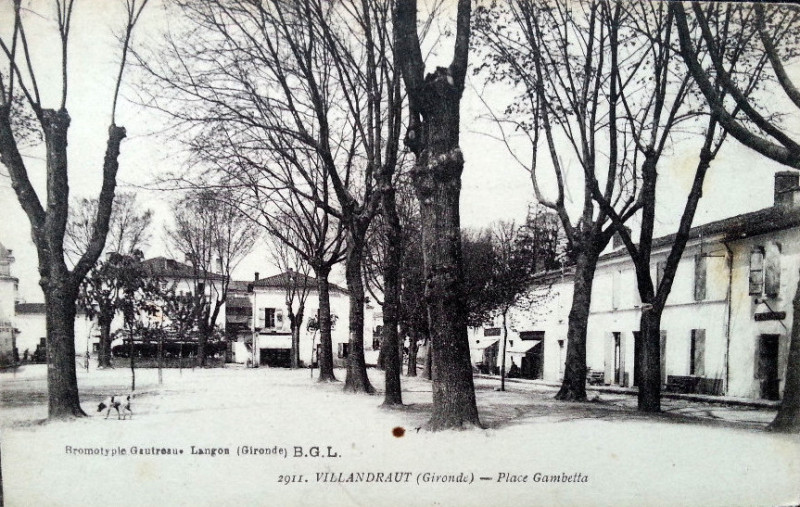 Carte postale ancienne Villandraut - place Gambetta