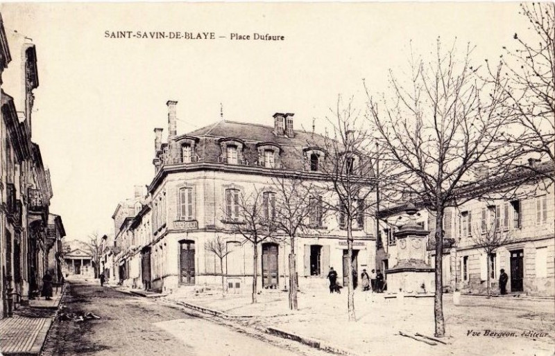 Carte postale ancienne Saint-Savin - Place Duffaure 2