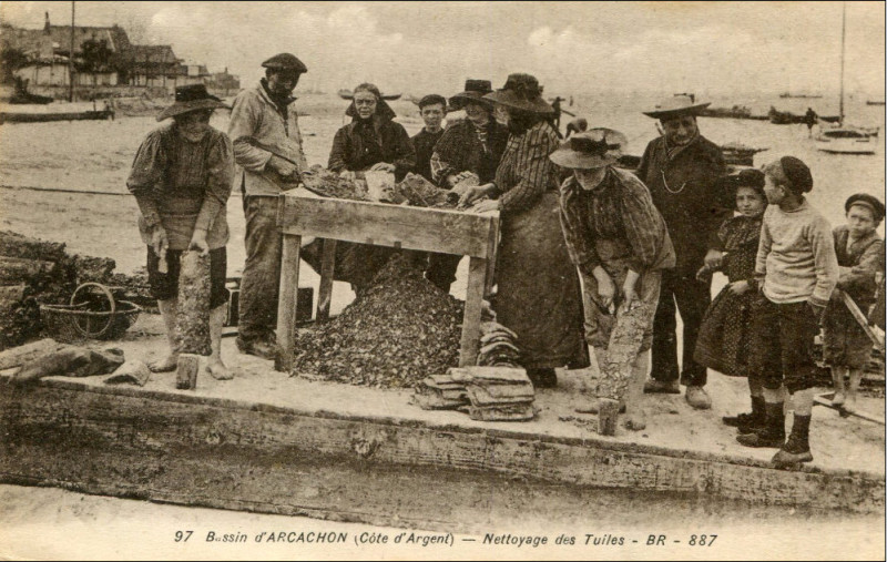 Carte postale ancienne Arcachon - travail de nettoyage 1