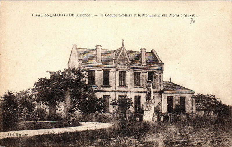 Carte postale ancienne Tizac-de-Lapouyade - Groupe scolaire